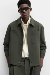 Sobrecamisa verde oscuro de corte cuadrado, con cuello solapa, manga larga con puños abotonados, bolsillos de parche en el pecho y bolsillos laterales en la cadera. Cierre frontal con botones.