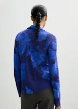 Camisa azul con estampado floral, de corte recto, cuello camisero y manga larga.