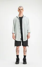 Camisa manga larga verde agua, de calce oversize con bolsillo ojal en delantero y cartera escondida.