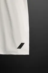 Camiseta deportiva marrón de tejido técnico ligero y elástico con estructura. Cuello redondo, manga corta, costuras planas y logo estampado.