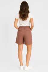 Short de lino de tiro alto, corte ancho y largo hasta la mitad del muslo, con estampado de rayas verticales blancas y azul oscuro.