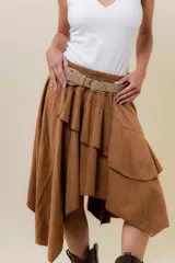 Pollera corta asimétrica de gamuza color marrón, con volados superpuestos y cintura elastizada. Incluye short interno.