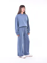Pantalón de corte ancho color beige, con cintura elástica y detalles de costura.