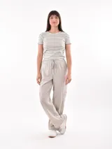 Remera de algodón blanca con rayas horizontales, de manga corta y corte ajustado.