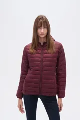 Campera acolchada negra, de manga larga y cuello alto, con cierre frontal.