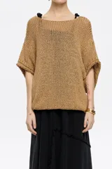Jersey de punto abierto, color camel con brillo metálico, de manga corta y cuello bote.