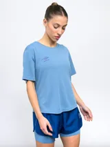 Remera deportiva celeste con logo Umbro estampado en el pecho.