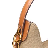 Bolso tipo hobo o media luna de cuero sintético (PU) color taupe, con textura granulada. Posee un asa corta fija para llevar al hombro y una correa larga desmontable y regulable tejida en blanco y negro. Cuenta con cierre superior metálico y un logo metálico de XL al frente.