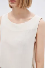Musculosa blanca de lino con breteles anchos y cuello bote.