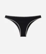 Bombacha de bikini negra de tejido texturizado con pespuntes blancos contrastantes.