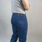 Pantalón de vestir azul con corte recto y cinco bolsillos.