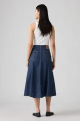 Falda midi de jean azul oscuro, corte evasé y tiro alto.