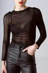 Top de tul con estampado abstracto en tonos marrones y grises, de mangas largas y cuello redondo.