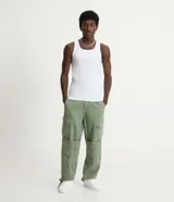 Musculosa de hombre color beige, de algodón acanalado, sin estampa y con cuello redondo.