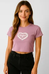Remera corta color lila con estampado de corazón con encaje y texto "Spoiled".