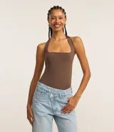 Body marrón de microfibra con escote cuadrado y breteles finos.