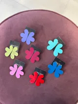 Aros grandes con forma de corazón color fucsia.