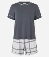 Conjunto de pijama corto compuesto por una remera gris de manga corta con bolsillo en el pecho y un short con estampado de cuadros blancos y grises.