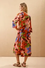 Vestido midi de poliéster con estampado floral multicolor, escote en V y mangas 3/4.