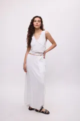 Musculosa celeste de algodón con escote en V y breteles finos.