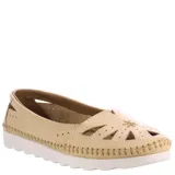 Zapato color beige con diseño ventilado y suela flexible, ideal para uso diario.