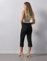 Pantalón capri negro de algodón con terminación de ruedo con aplique calado.