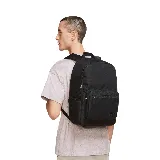 Mochila Nike Heritage Eugene color negro con doble cierre superior y bolsillo frontal con cierre.