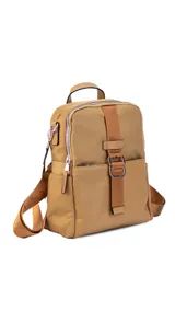 Mochila color beige combinada de tela impermeable y símil cuero, con correa corta para usar como cartera. Incluye un bolsillo grande con cierre al frente y bolsillos laterales.