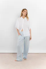 Pantalón celeste de lino, estilo sastrero, de corte amplio y tiro alto.