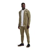 Pantalón de jogging gris jaspeado de Under Armour, modelo Rival Terry Jogger, para hombre. Confeccionado en tejido de felpa suave, con cintura elástica ajustable con cordón y logo de la marca estampado en la pierna izquierda.