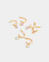 Set de tres pares de aros tipo argolla dorados con dijes colgantes en forma de corazón con strass multicolor. Cierre con tope a presión.