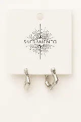 Aros tipo argolla irregulares de acero plateado.