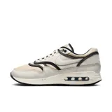 Championes Nike Air Max 1 '86 Premium, color crema con detalles en negro y blanco.