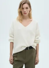 Sweater color crudo de tejido de punto con cuello en V y mangas largas.