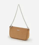 Cartera baguette color marrón claro, con correa de cadena plateada y logo metálico al frente.