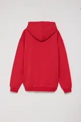 Canguro deportivo rojo con capucha y bolsillo tipo canguro, corte oversize.