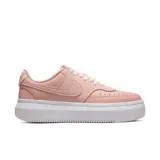Zapatillas urbanas Nike Court Vision color rosa con suela blanca de plataforma.