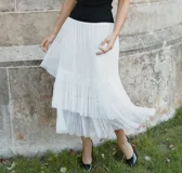 Falda midi plisada en capas, con cintura elastizada para un ajuste cómodo.