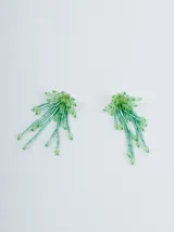 Aros colgantes con base de cuentas verdes y flecos de mostacillas tubulares verdes.