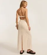 Vestido midi color crema con textura de malla, escote halter y espalda descubierta.