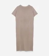 Vestido midi estilo remera, confeccionado en algodón con efecto desteñido, mangas cortas y cuello redondo.