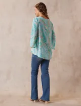 Blusa de gasa estampada marca Ruby Rd. con cuello redondo, escote en V con aplique metálico, delantera con sobre capa y terminación asimétrica. Manga ¾ amplia.