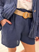 Short azul de lino con cinturón de rafia.