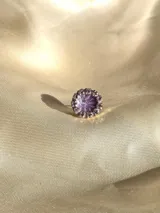 Caravana de resina color lila con strass plateado alrededor, de 1cm de diámetro. Se vende por unidad.