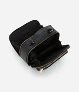 Bolso bandolera negro con correa de mano fija y asa larga ajustable desmontable. Cuenta con bolsillo delantero y cierre por cremallera.