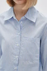 Camisa a rayas verticales rosas y blancas, de algodón, con cuello clásico y cierre frontal con botones.