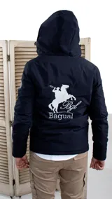 Campera negra con capucha, cierre frontal y bolsillos laterales con cierre. Presenta un logo bordado en el pecho y un parche con diseño de paisaje en la manga.