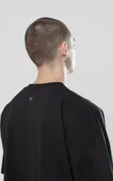 Remera negra de manga corta con calce boxy fit, confeccionada en tejido jersey 24/1 americano.