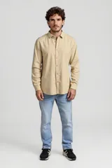 Camisa blanca de manga larga con cuello clásico y cierre frontal con botones.