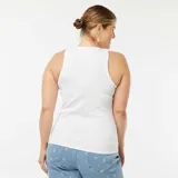 Musculosa blanca de algodón con sisas anchas y corte recto.